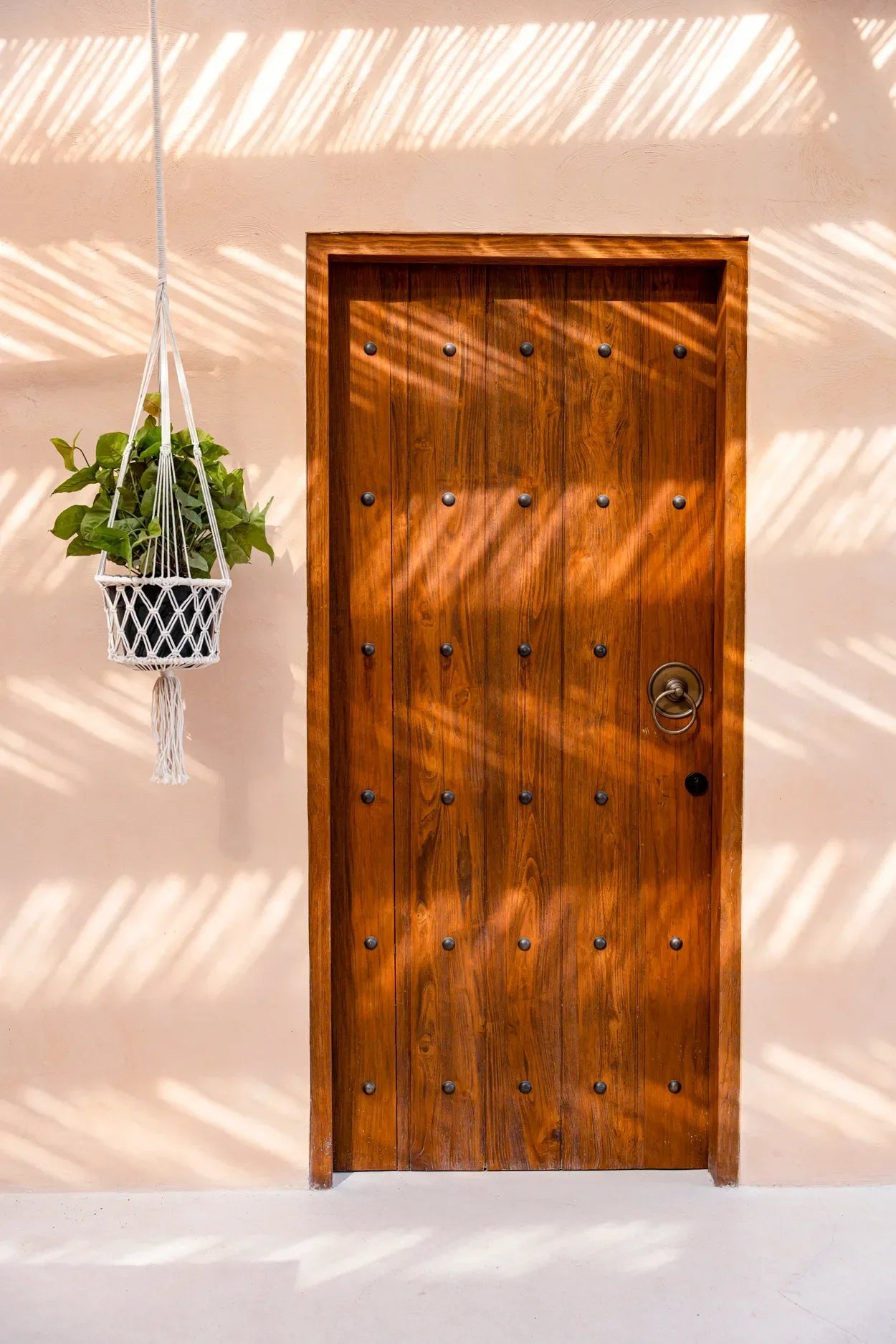 Porte en bois rustique avec accents métalliques pour suspension plante macramé blanc cassé