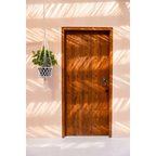 Porte rustique en bois avec bouton en métal et plante suspendue en macramé blanc cassé