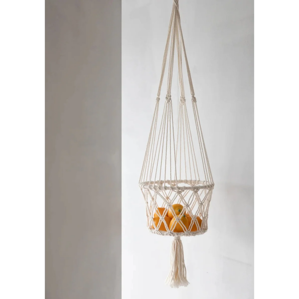 Suspension plante macramé en coton blanc cassé avec franges tenant plusieurs oranges