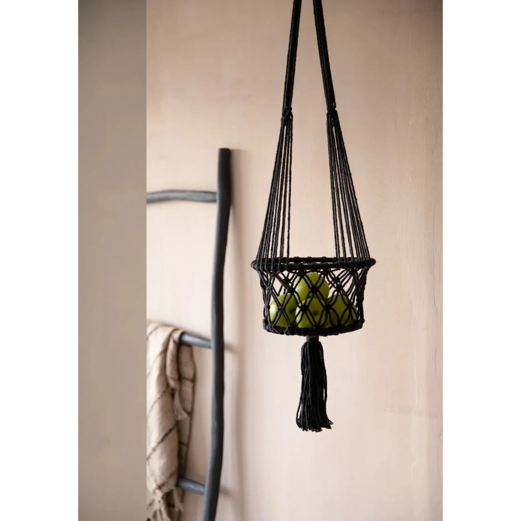 Panier à fruits en macramé noir suspendu avec pommes vertes, Suspension plante macramé en coton noir cylindrique H100 cm