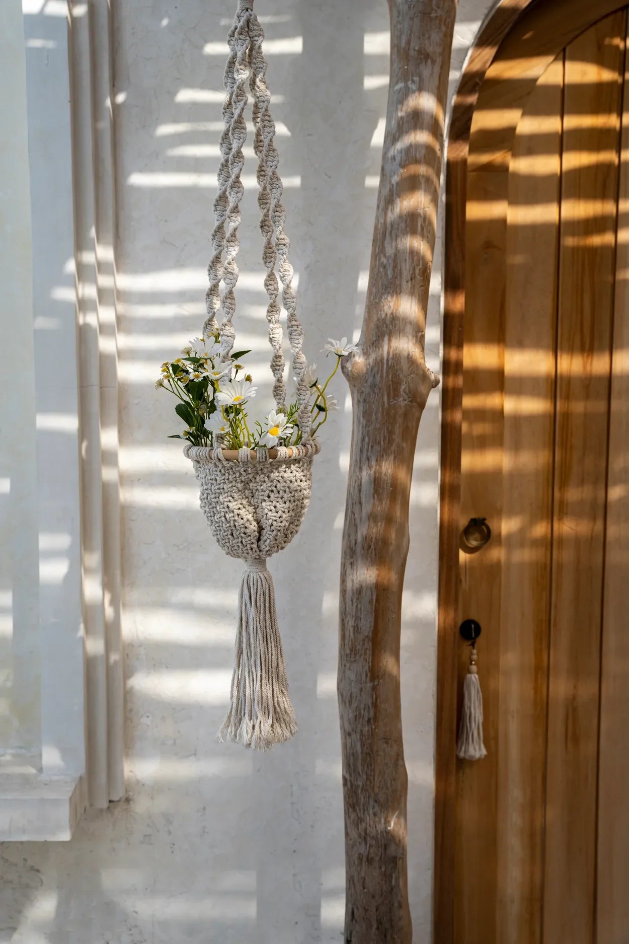 Support de plante en macramé torsadé blanc naturel avec fleurs, hauteur 135 cm