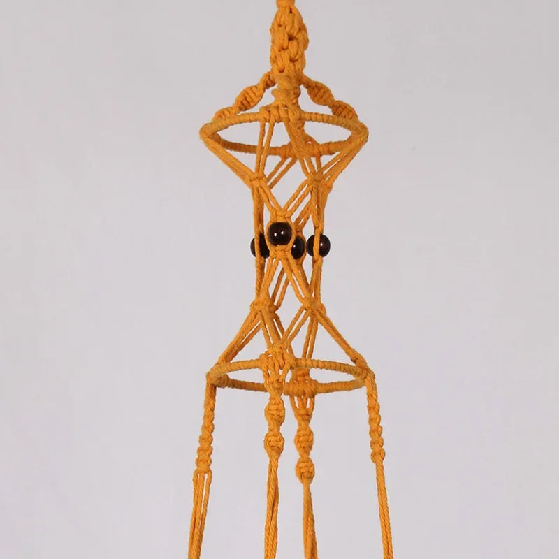 Suspension plante macramé orange en corde tressée à franges avec porte-plante jaune et perles