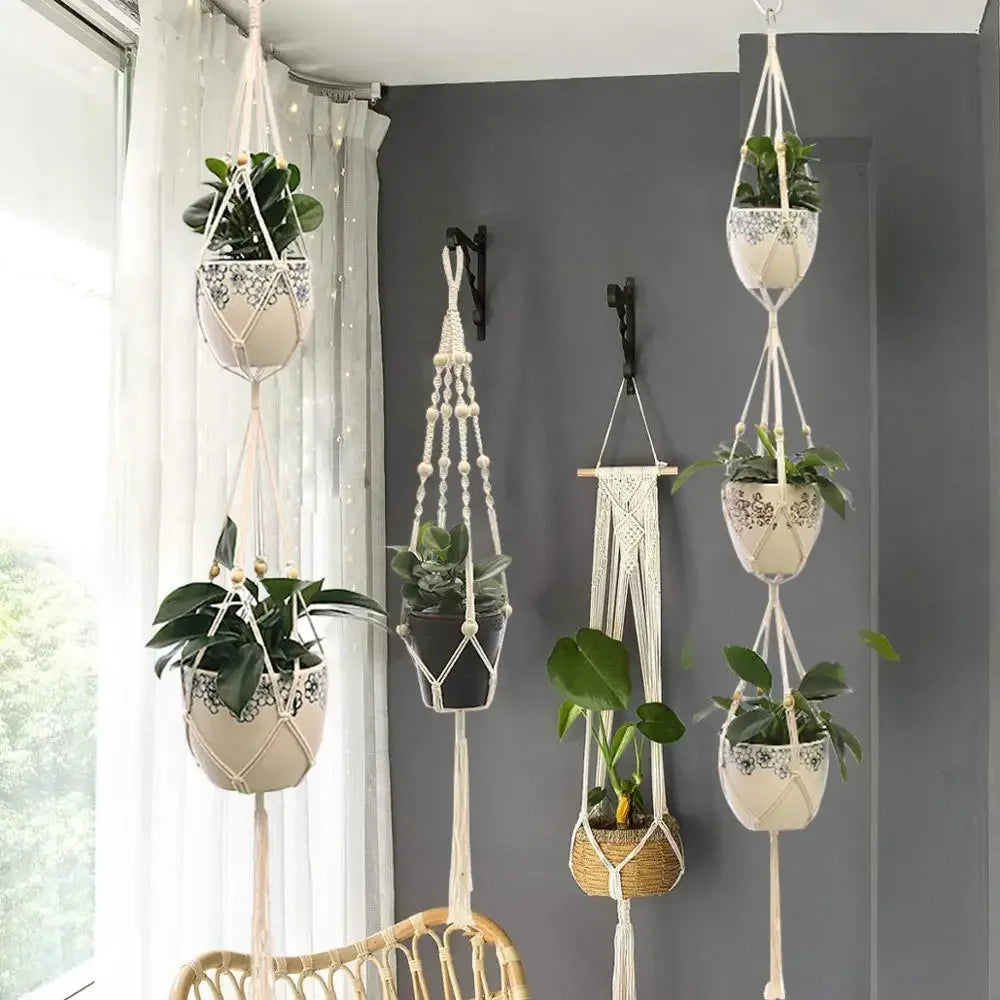 Suspension plante en macramé avec perles et trois niveaux pour décoration intérieure