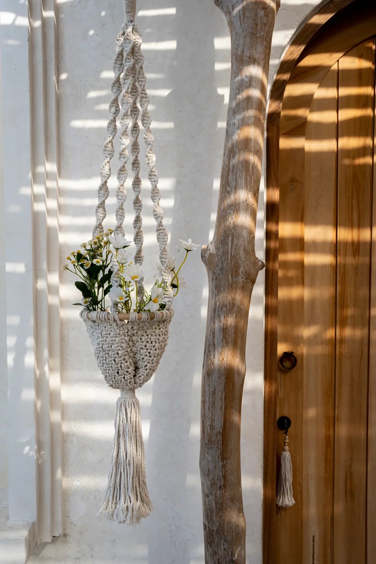 Suspension pour plante en macramé torsadé coton blanc naturel avec fleurs, H135 cm