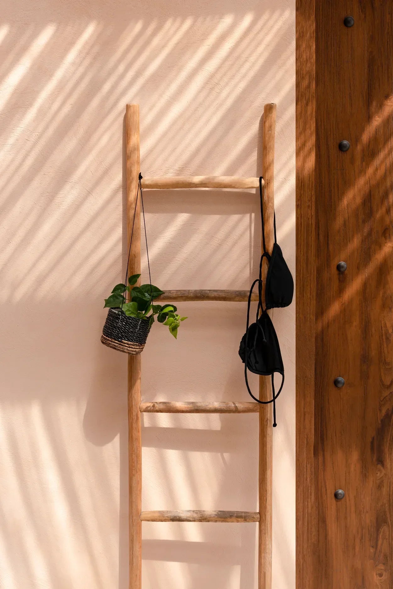 Escabeau en bois avec plante et masques pour suspension porte-plante ronde en feuille de bananier tressée noire