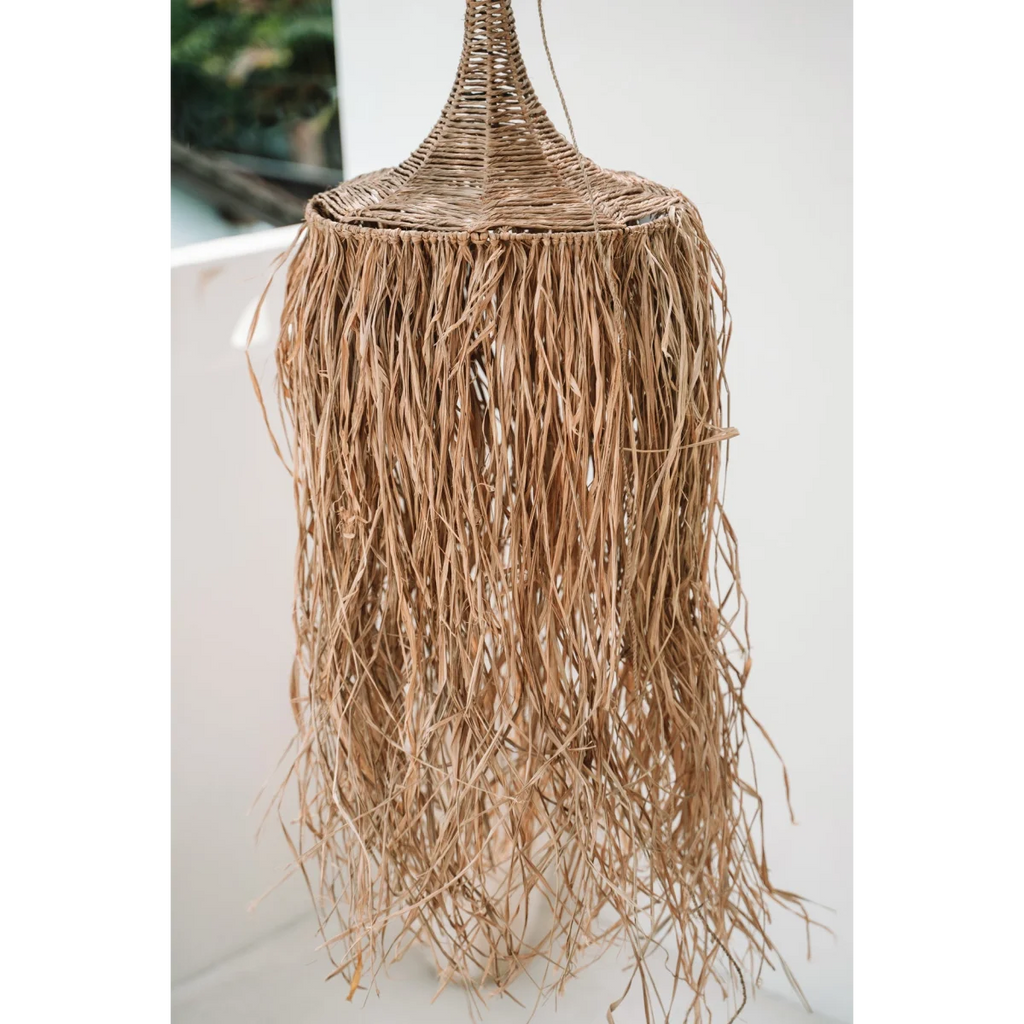 Suspension en raphia et rotin naturel avec conique tissé et frange shaggy Ø70 cm