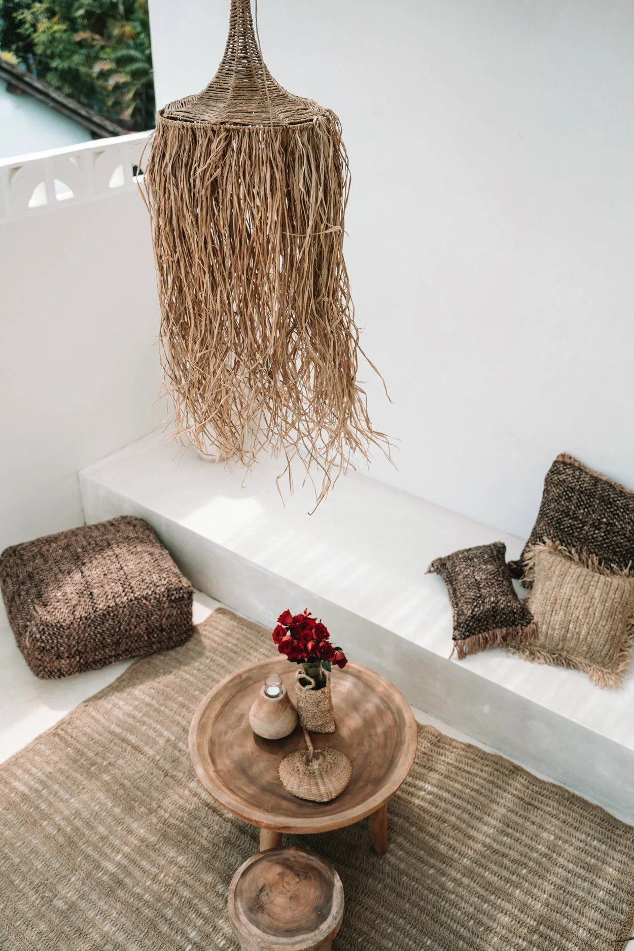 Suspension en raphia et rotin naturel de 70 cm avec luminaire en osier tissé
