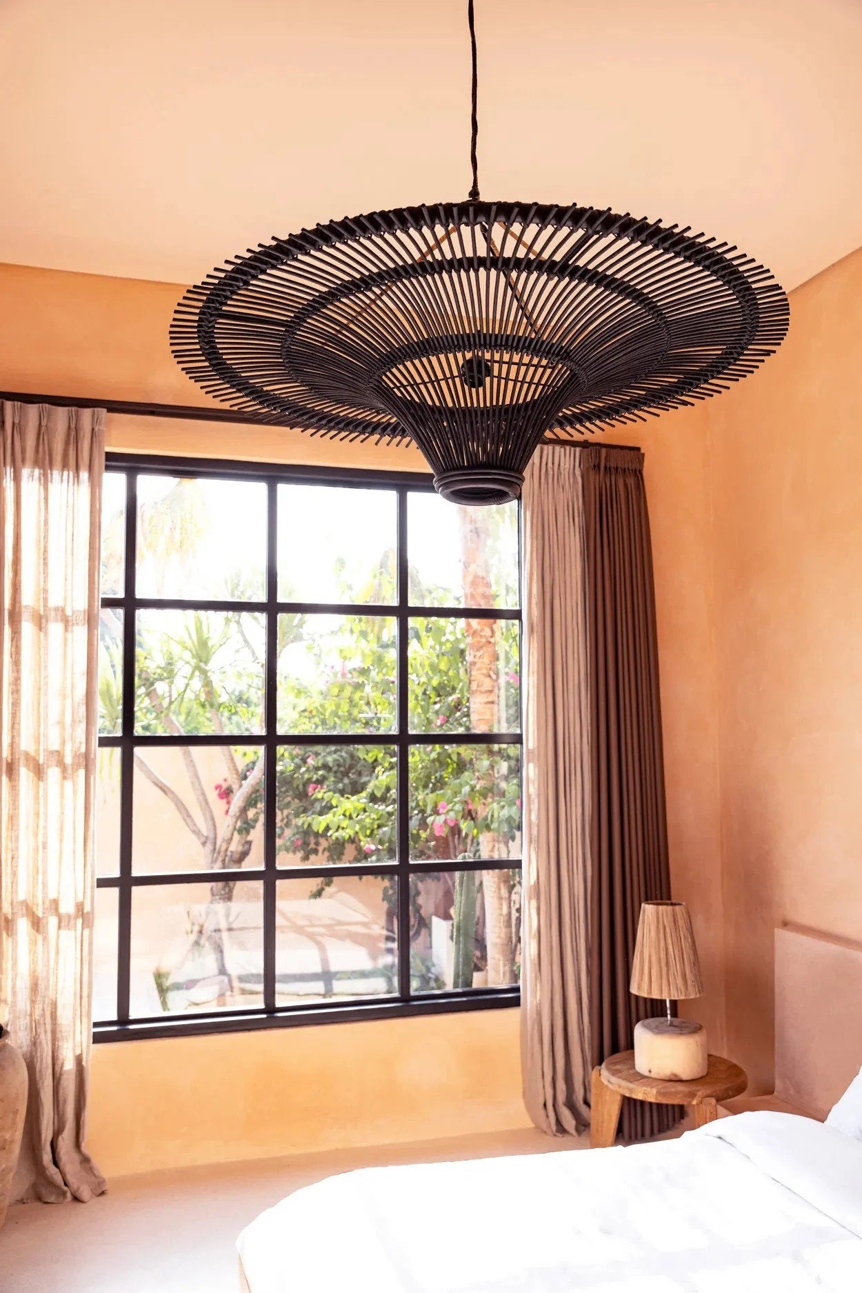 Suspension ronde en rotin noir ajouré effet soleil XXL Ø150 cm, luminaire en rotin noir