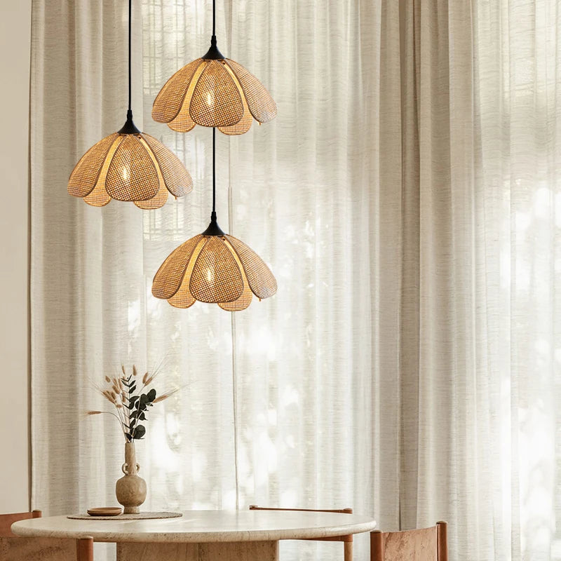 Suspension rotin 3 lampes à hauteur ajustable, parfaite pour une ambiance chaleureuse dans une salle à manger.