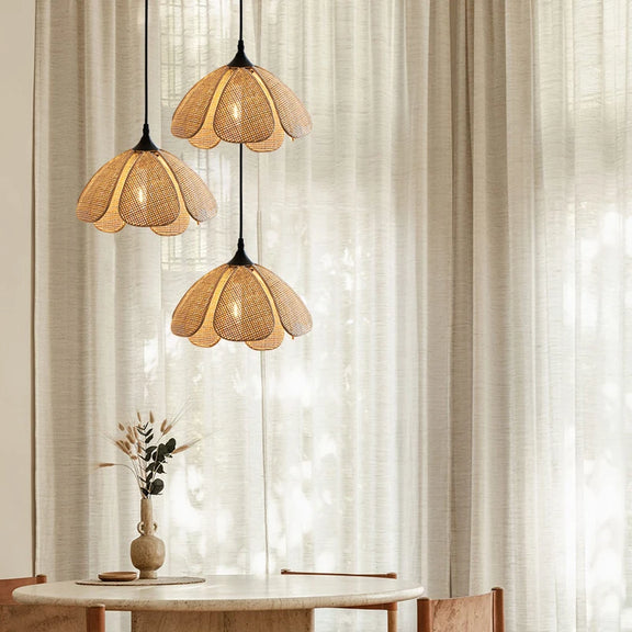 Suspension rotin 3 lampes à hauteur ajustable, parfaite pour une ambiance chaleureuse dans une salle à manger.