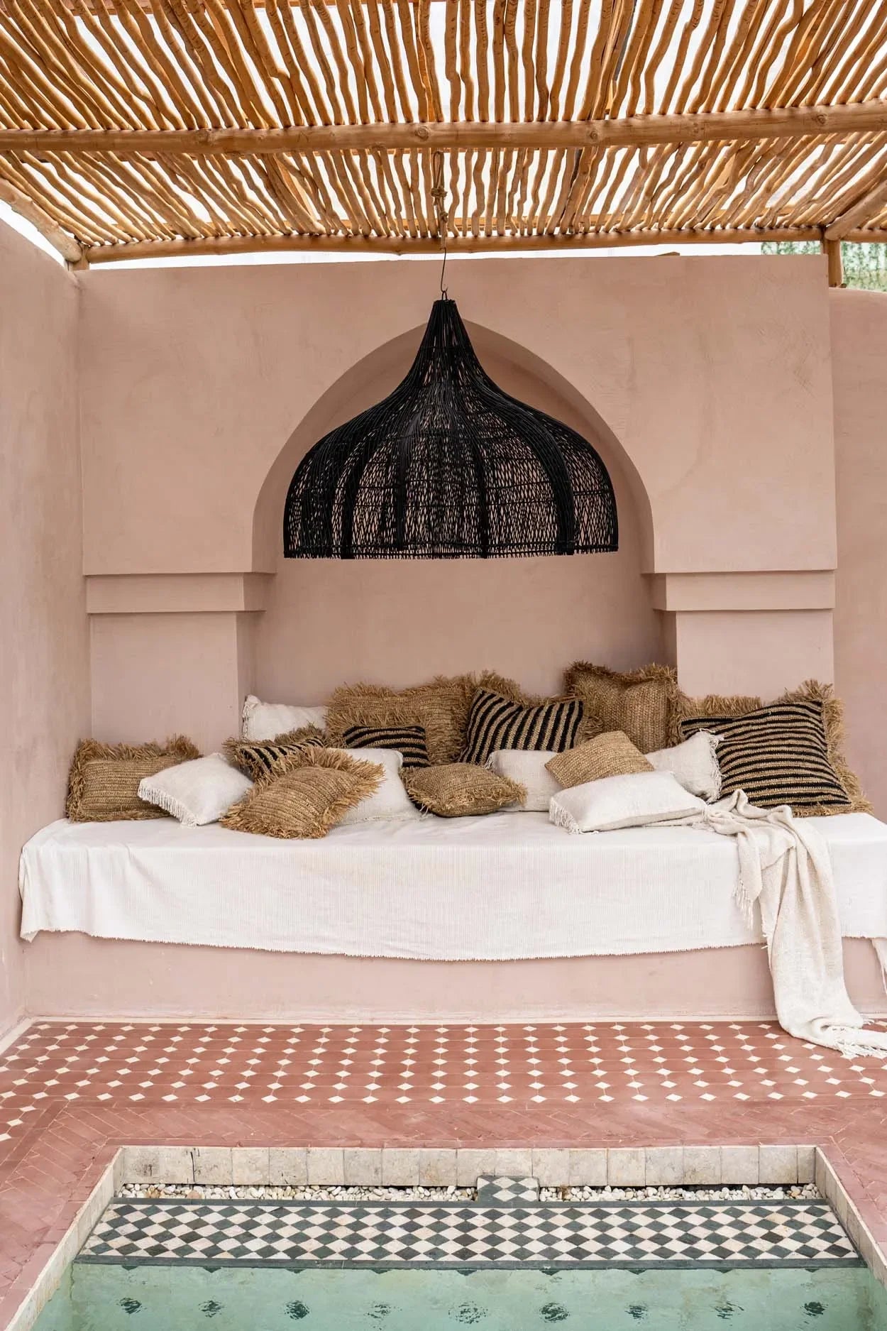 Lounge marocain chic avec suspension en rotin ajouré noir en forme de fleur XL
