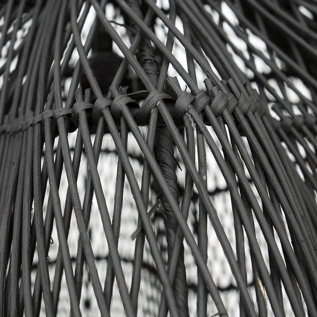 Structure en rotin ajouré noire de grande taille en forme de fleur pour suspension design