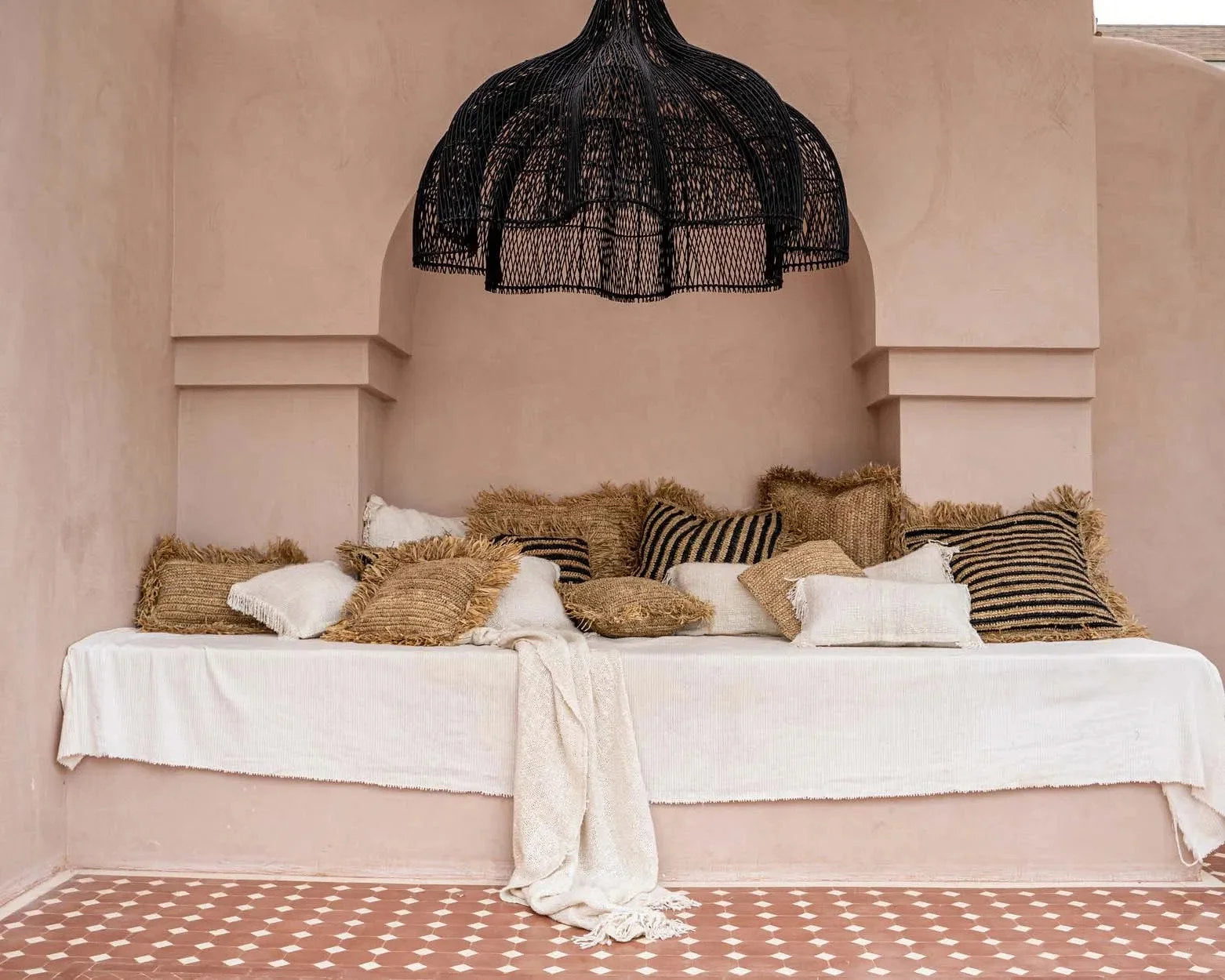 Suspension en rotin ajouré noir en forme de fleur XL avec luminaire suspendu