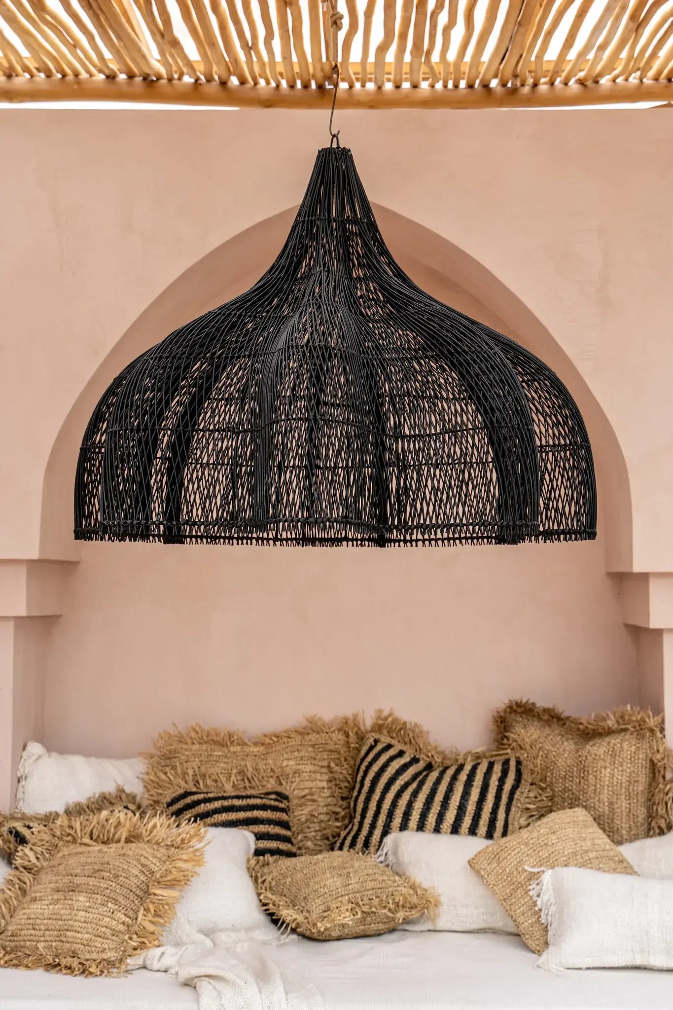 Lustre en rotin noir ajouré en forme de fleur XL, design élégant et moderne