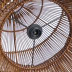 Abat-jour en rotin ajouré brun avec support métal noir central, forme goutte Ø80 cm