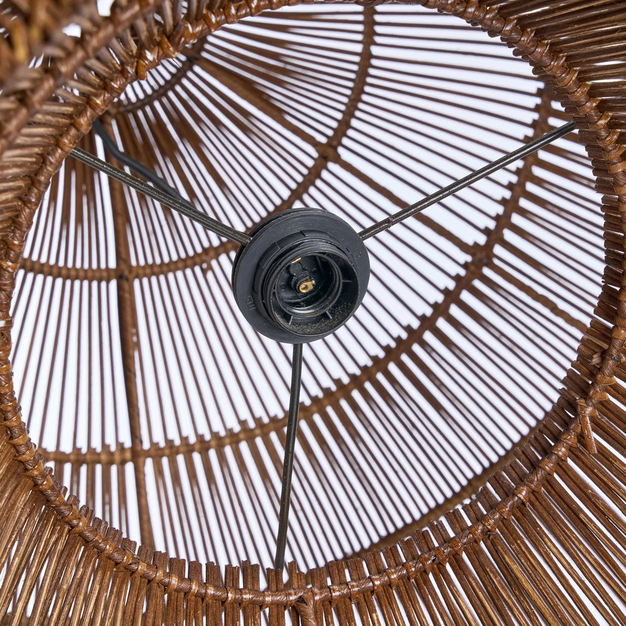 Abat-jour en rotin ajouré brun avec support métal noir central, forme goutte Ø80 cm