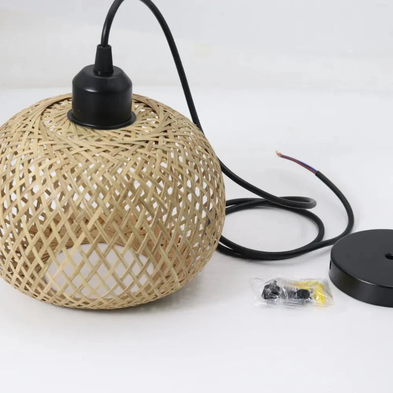 Suspension en rotin avec accessoires de montage inclus.