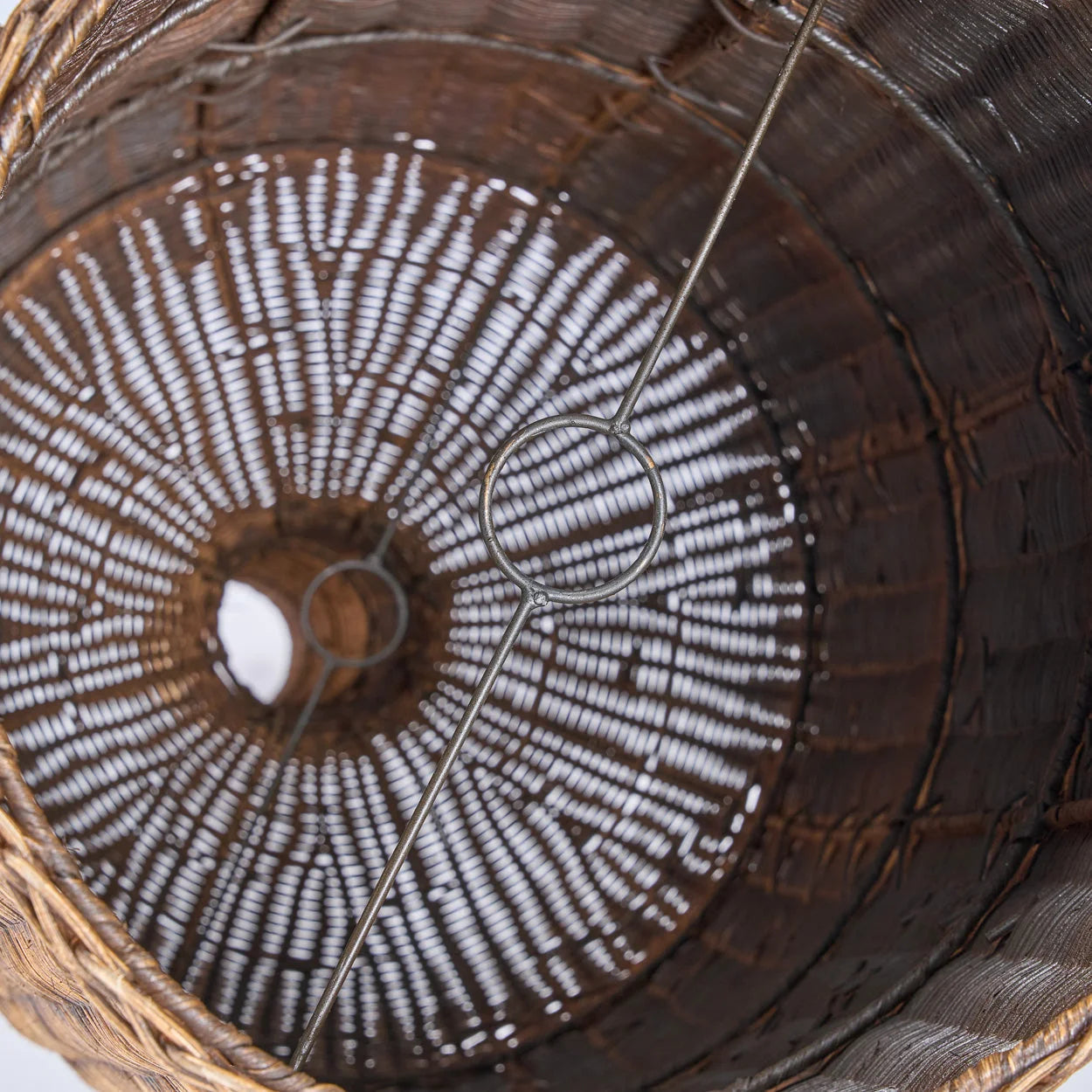 Abat-jour en rotin brun foncé tressé avec motif treillis blanc, forme amphore XXL H156 cm