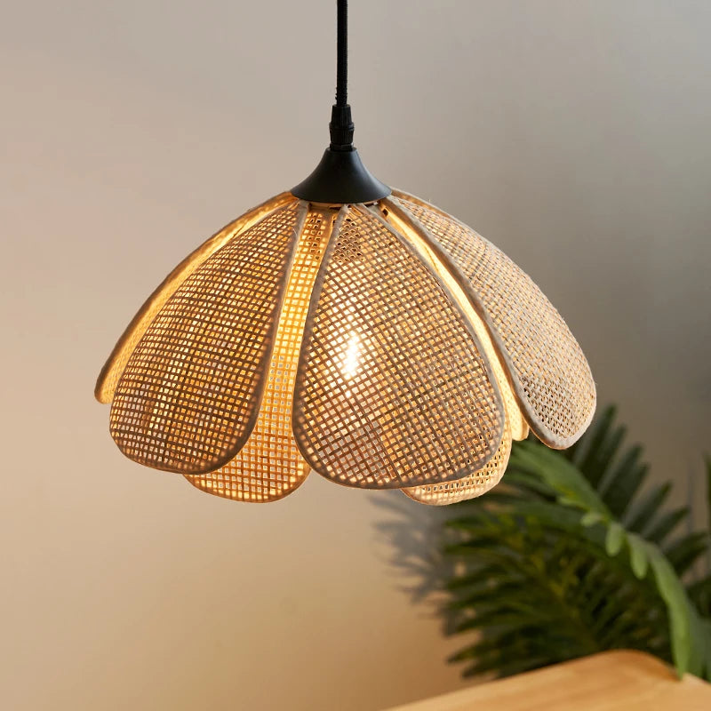 Suspension rotin fleur allumée avec lumière tamisée dans un intérieur moderne.
