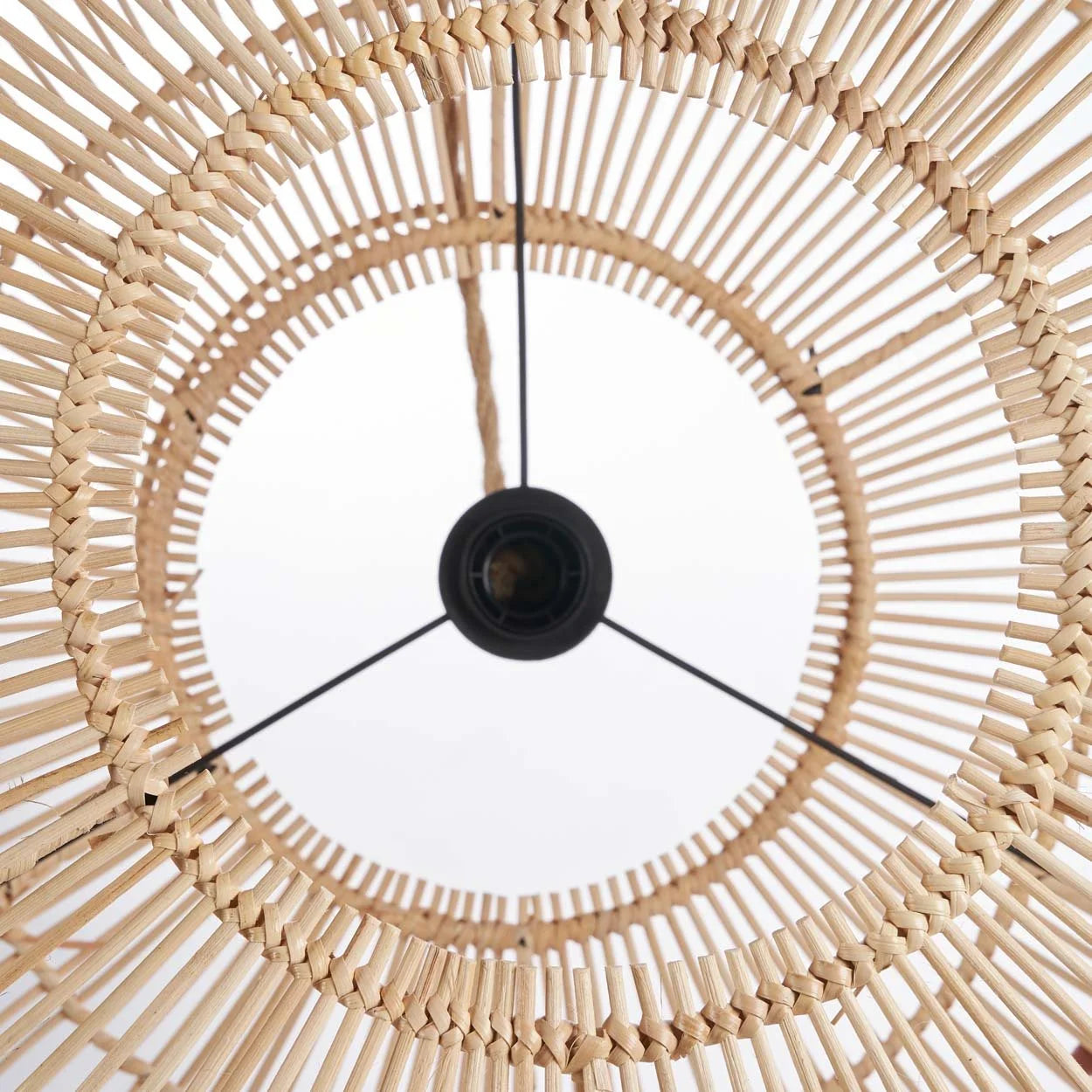 Suspension en rotin naturel ronde artisanale de 55 cm avec luminaire en rotin tissé