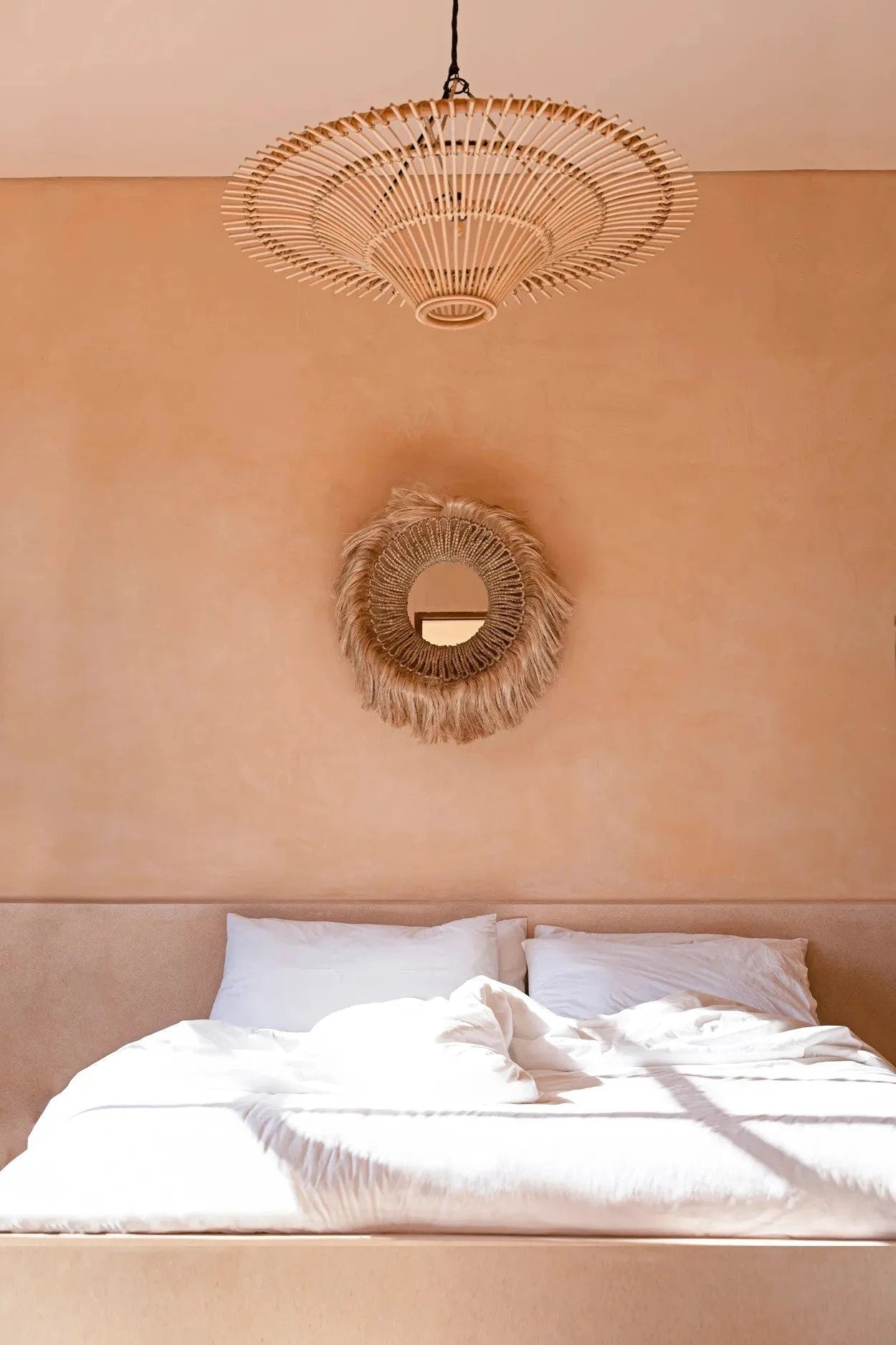 Chambre élégante avec grand lit confortable et suspension en rotin naturel 60x60 cm