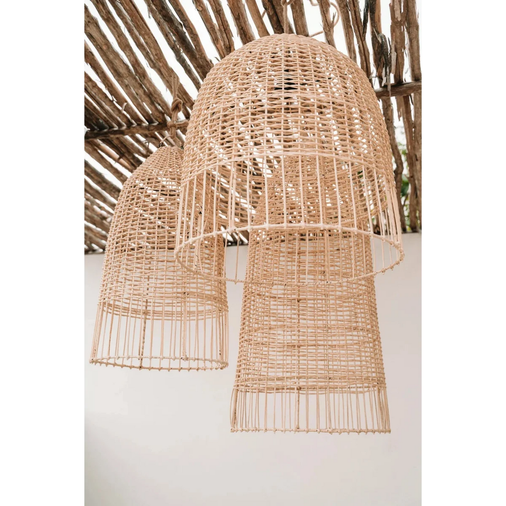 Suspension en rotin naturel cage 90 cm ronde avec deux lampes en rotin tissé pâle