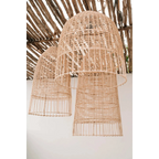 Suspension en rotin naturel cage 90 cm ronde avec deux lampes en rotin tissé pâle