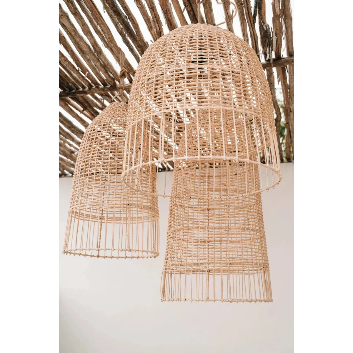 Suspension en rotin naturel cage 90 cm ronde avec deux lampes en rotin tissé pâle