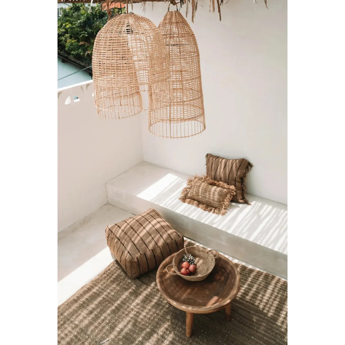 Coin de détente extérieur avec suspension en rotin naturel cage 90 cm ronde