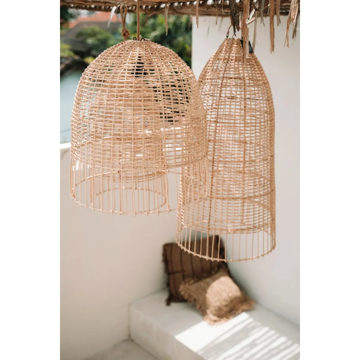 Deux suspensions en rotin naturel en cage ronde de 90 cm pour une décoration chaleureuse