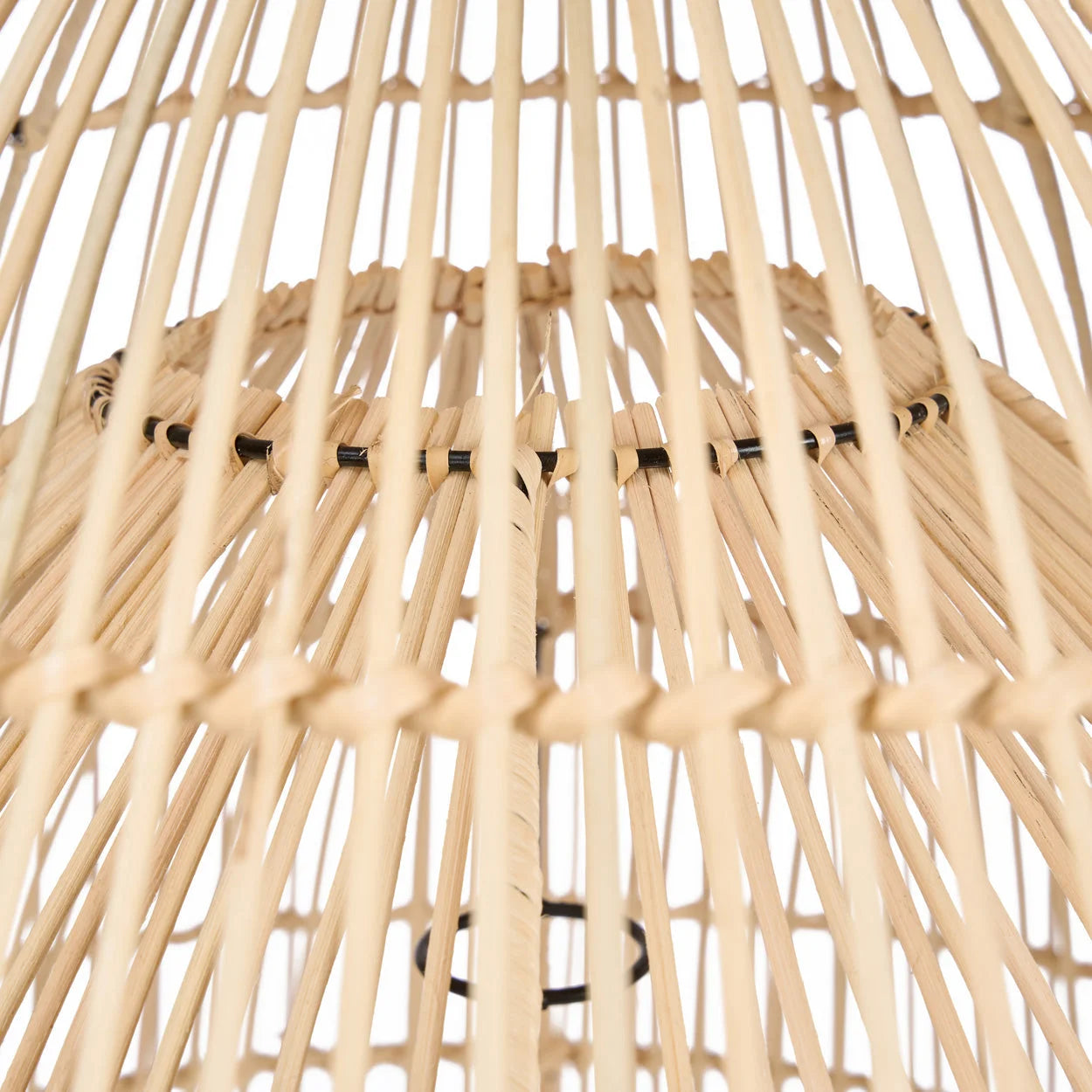 Abat-jour en rotin naturel cloche ajourée Ø82 cm avec accents métal noir