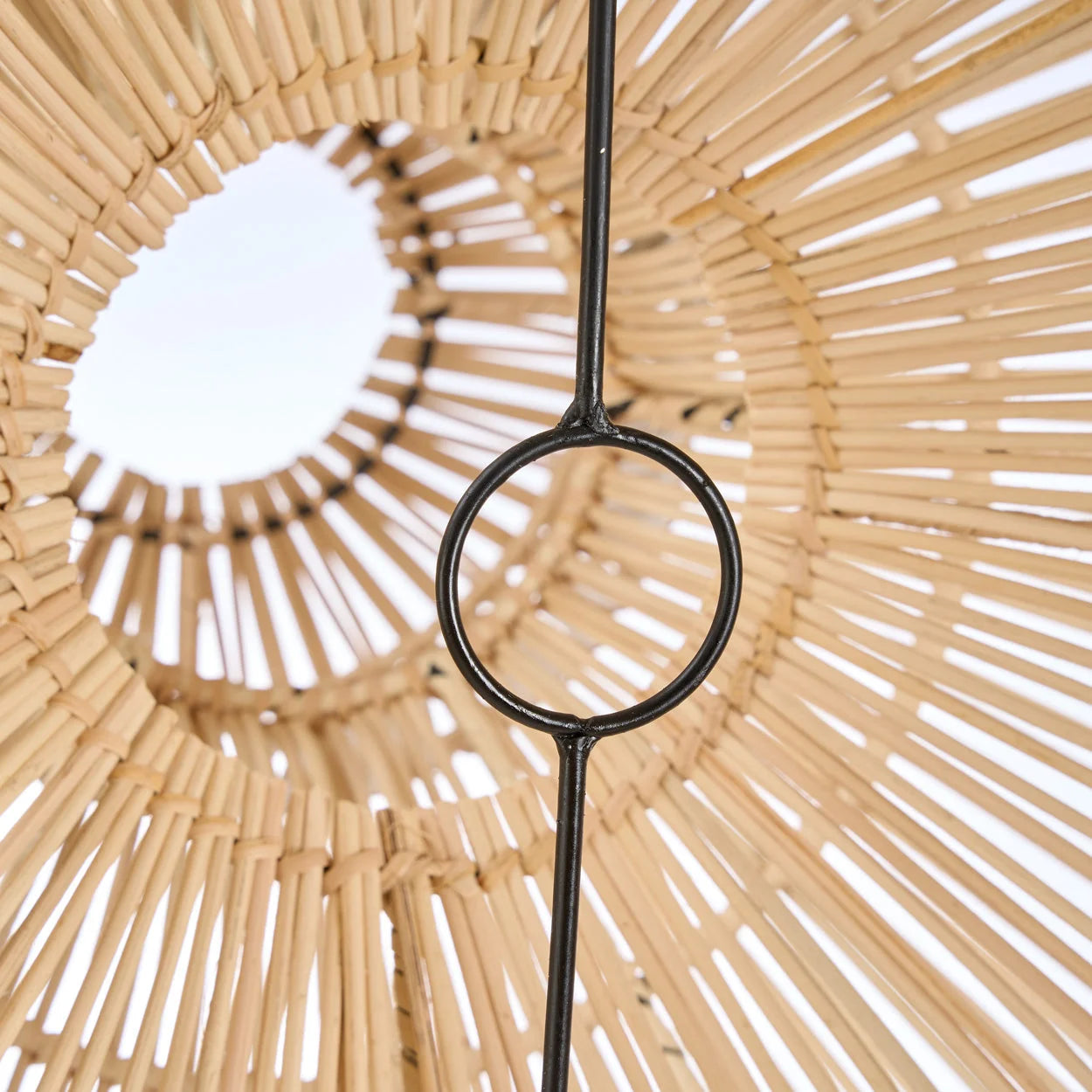 Abat-jour en rotin naturel ajouré forme cloche Ø82 cm avec anneau suspendu en métal noir