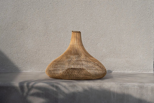 Vase en rotin naturel forme cloche, tressé, couleur brun clair, décoration élégante