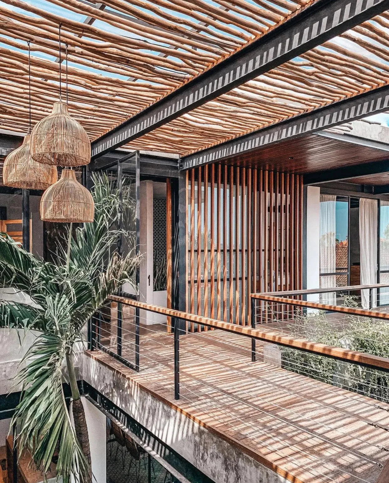 Suspension en rotin naturel ajourée forme goutte Ø40 cm