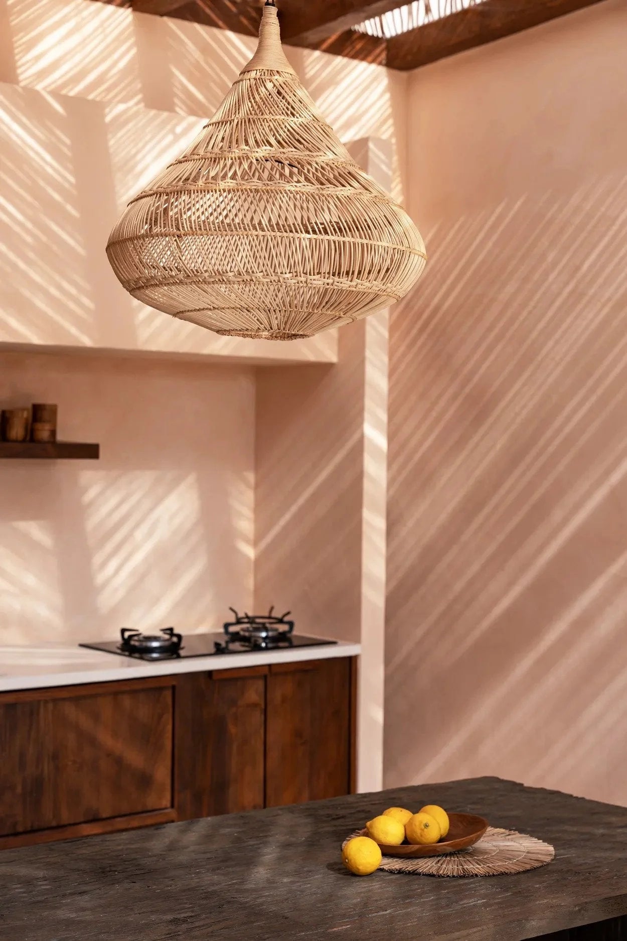 Suspension en rotin naturel forme goutte tressée ajourée pour une lumière chaleureuse