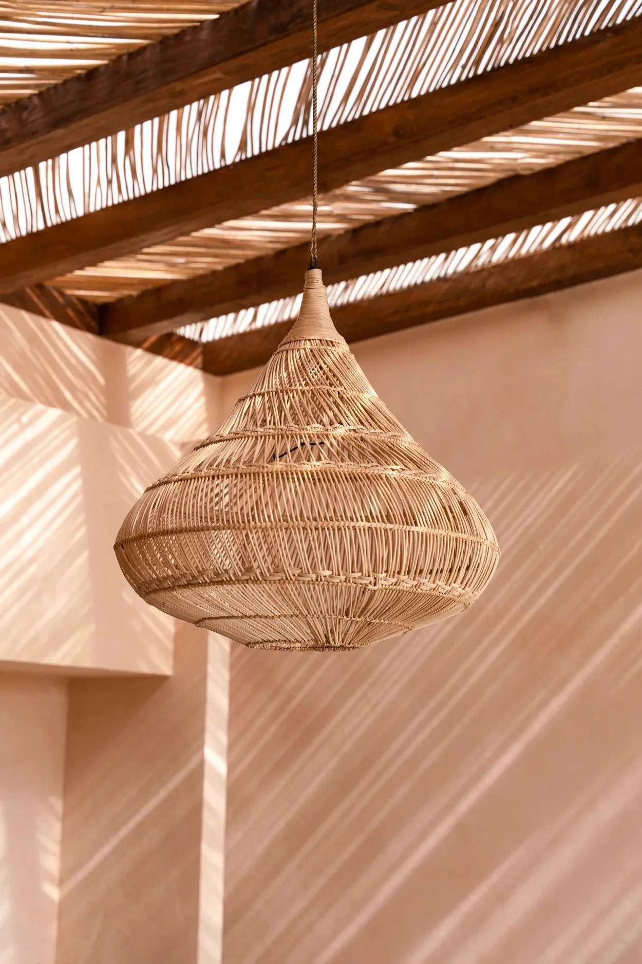 Luminaire suspendu en rotin naturel en forme de goutte ajourée, diamètre 55 cm