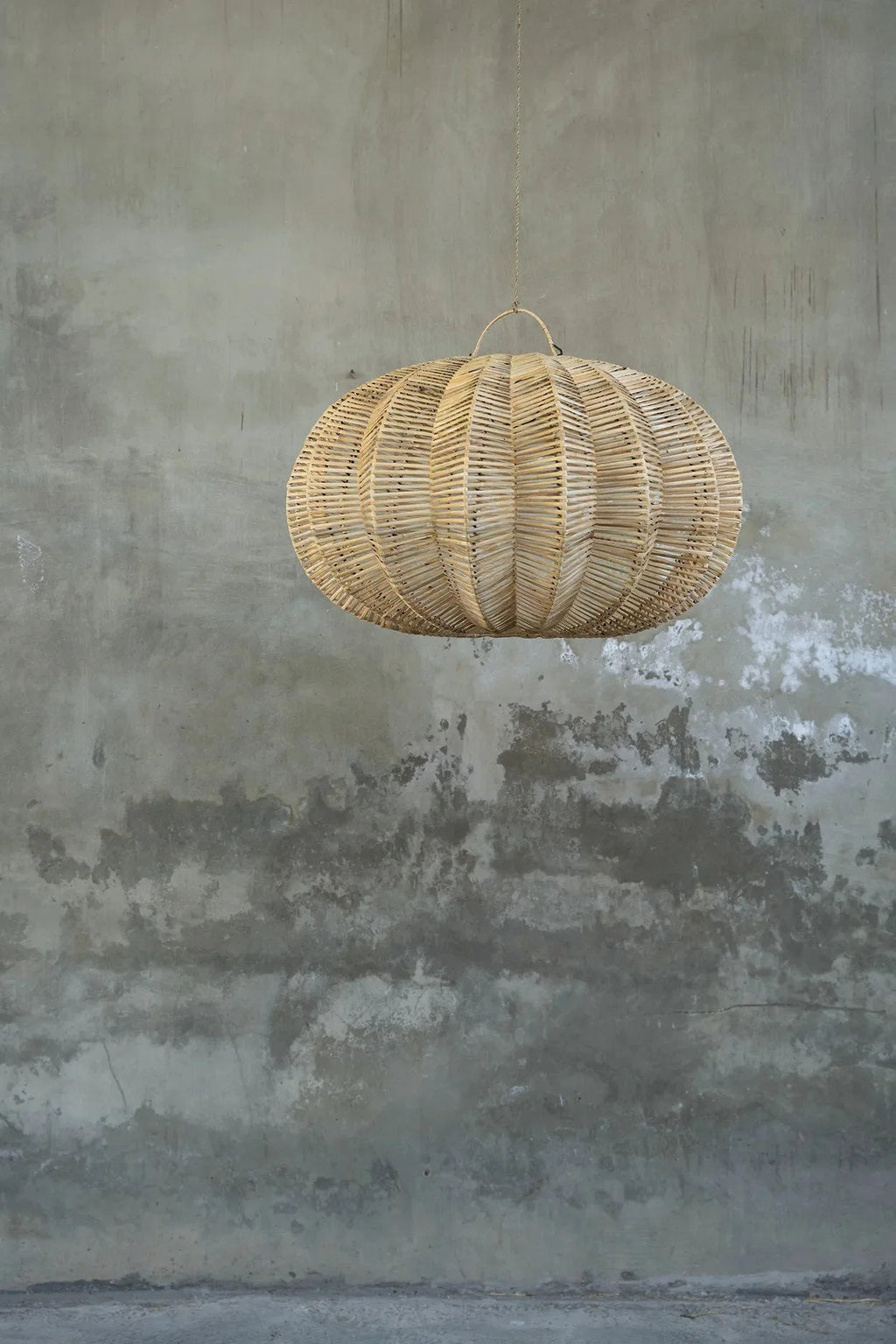 Suspension en rotin naturel forme lanterne ajourée beige Ø65 cm