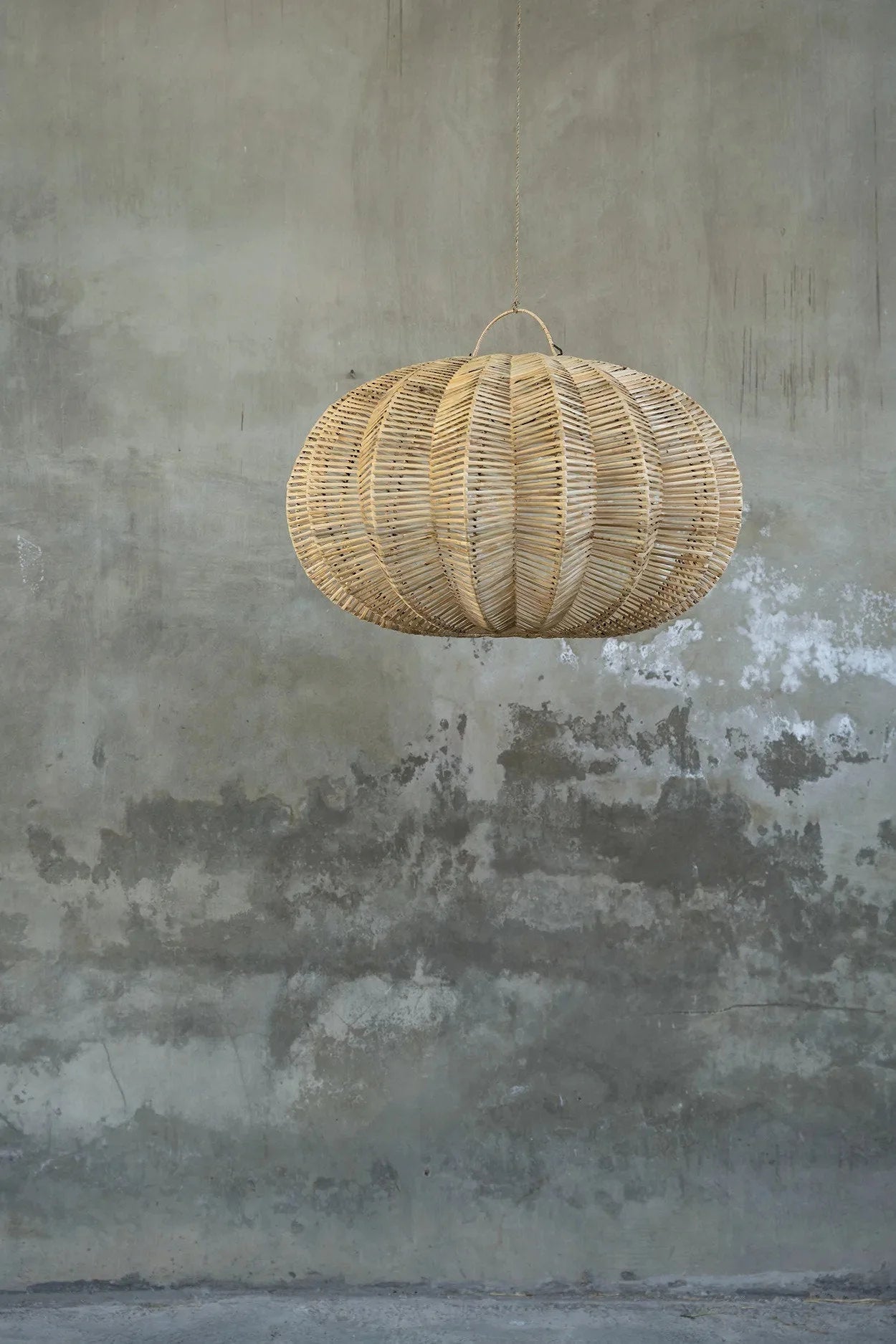 Suspension en rotin naturel forme lanterne ajourée beige Ø65 cm
