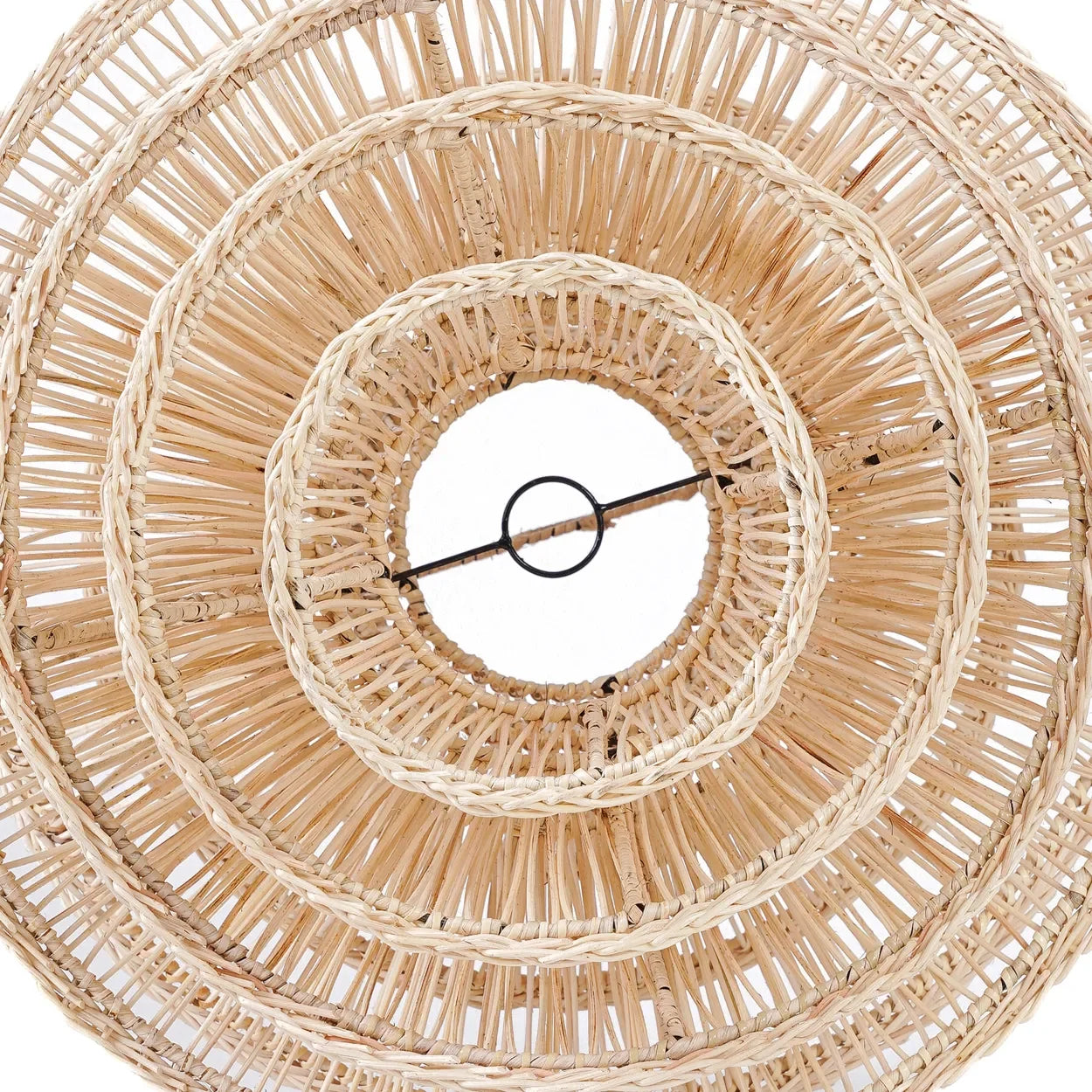 Suspension en rotin naturel forme organique avec luminaire en paille tressée