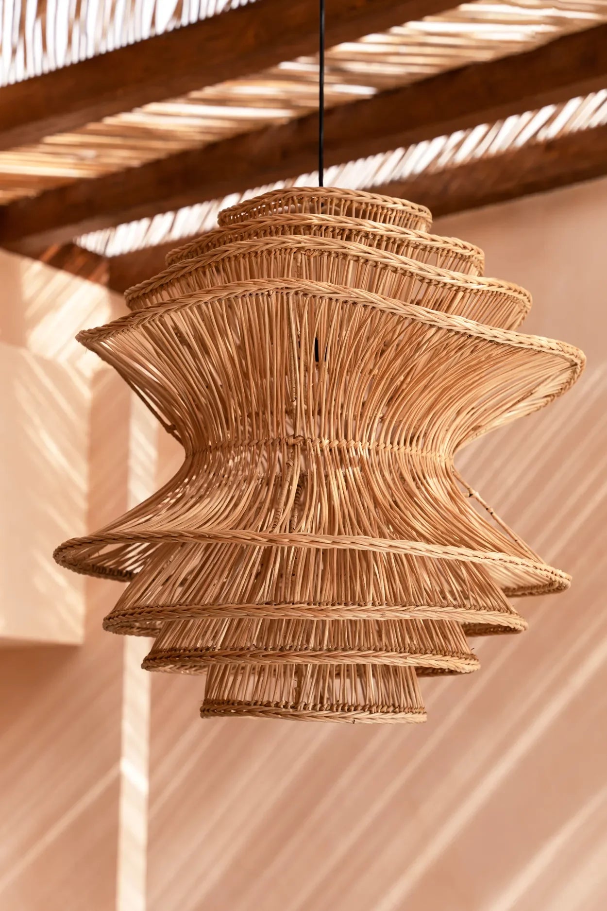 Suspension en rotin naturel avec forme organique de 63x55 cm, luminaire en rotin