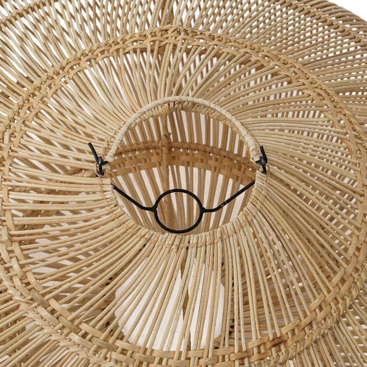 Abat-jour en rotin naturel avec cadre en métal noir pour suspension design