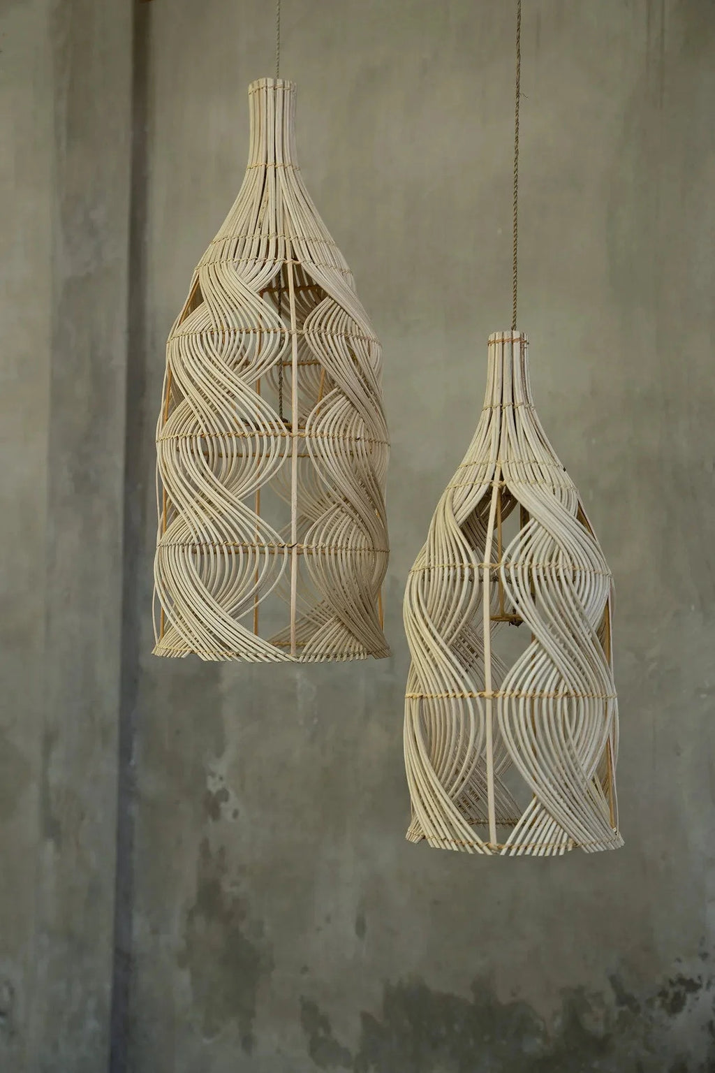 Suspension en rotin naturel tressé forme bouteille ondulée – H70 cm