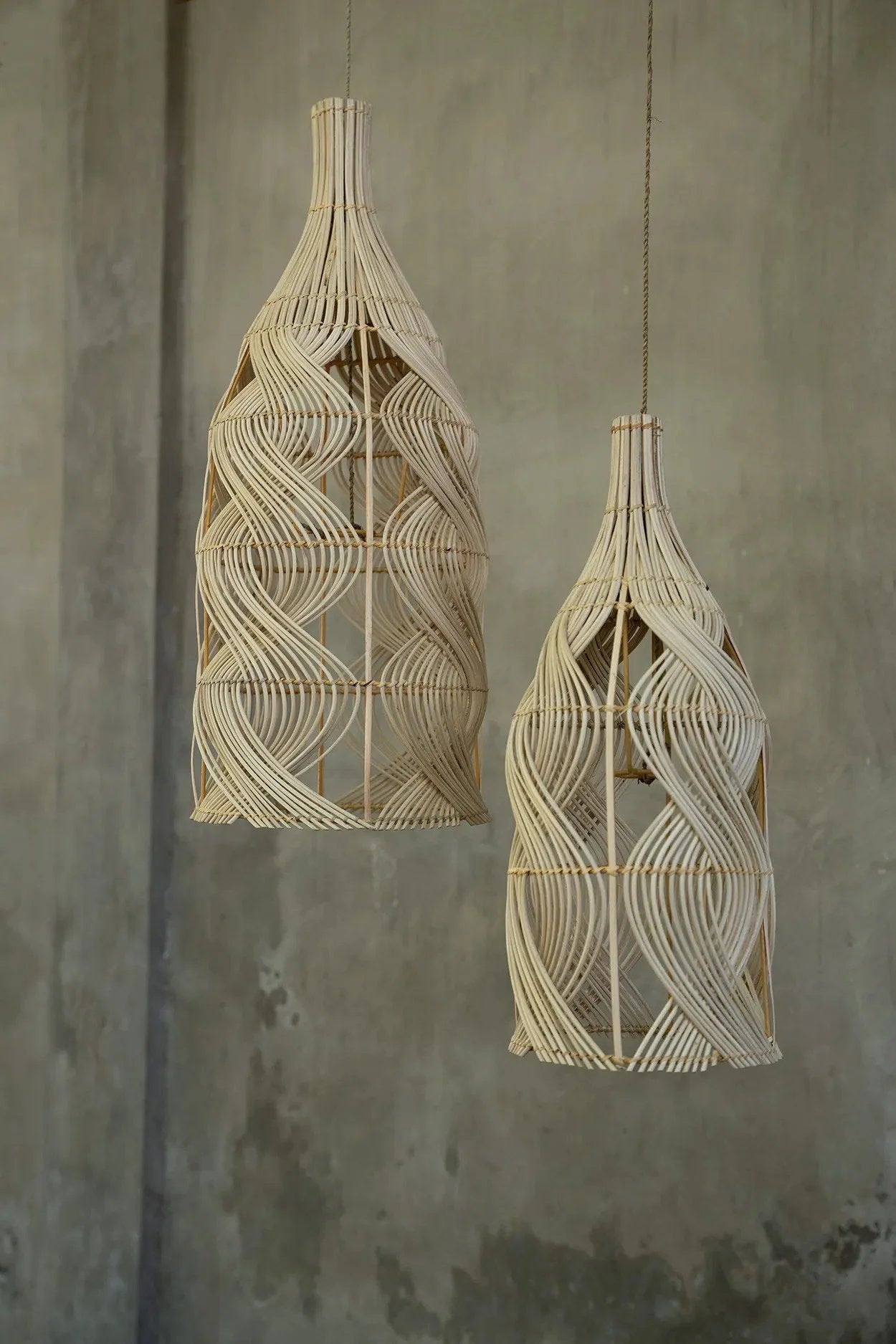 Suspension en rotin naturel tressé forme bouteille ondulée – H70 cm