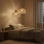 Deux suspensions en rotin tressé forme gourde Ø42 cm au-dessus d’un lit