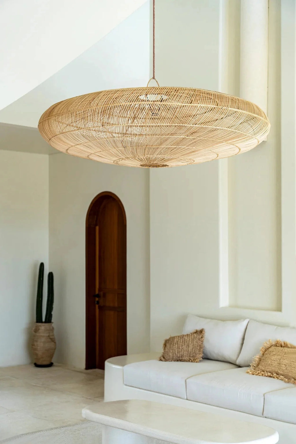 Suspension en rotin naturel tressé avec grand abat-jour plat ovalé Ø150 cm