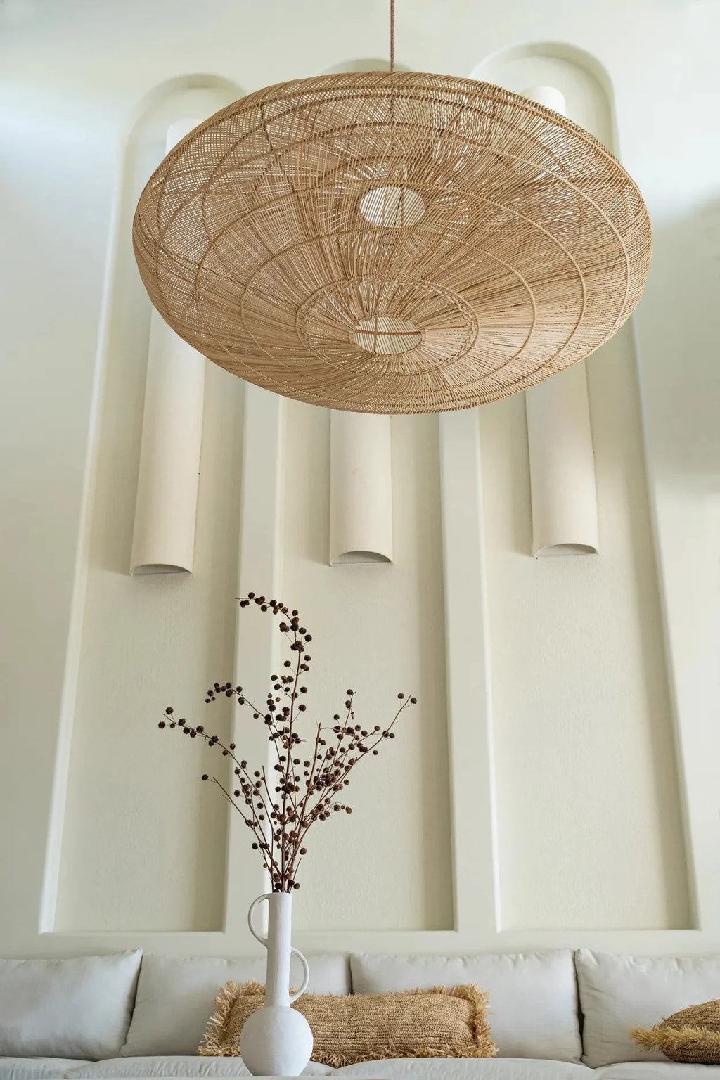 Suspension en rotin naturel tressé forme soucoupe XL avec luminaire en osier ovale