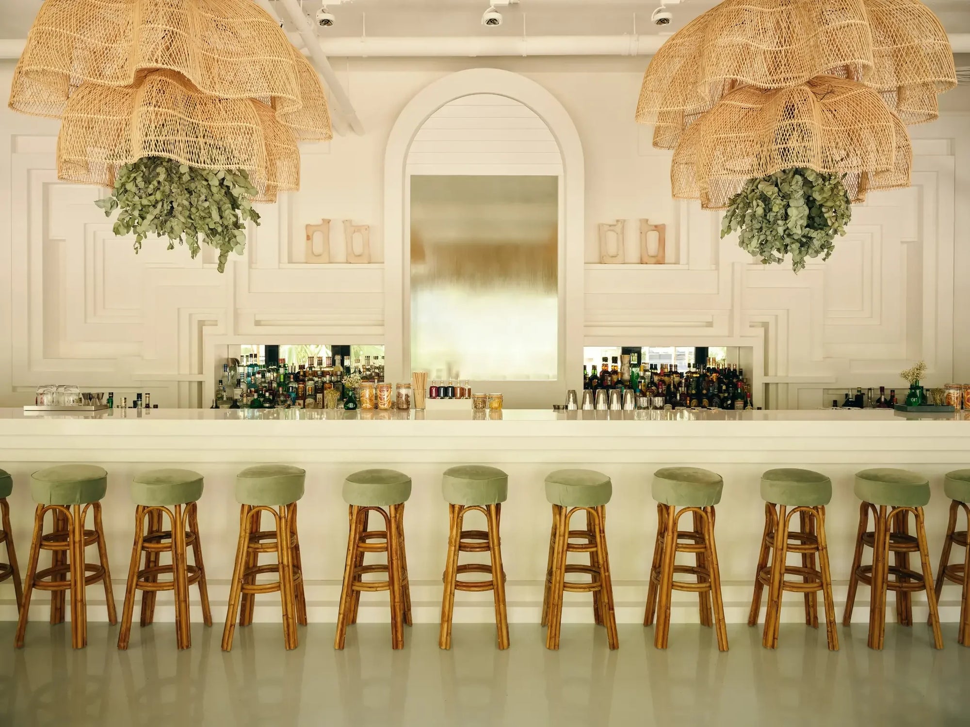 Bar élégant avec des tabourets en rotin naturel XL 110 cm pour une décoration chic
