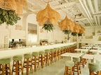 Intérieur de restaurant moderne et lumineux avec Suspension rotin naturel XL 110 cm