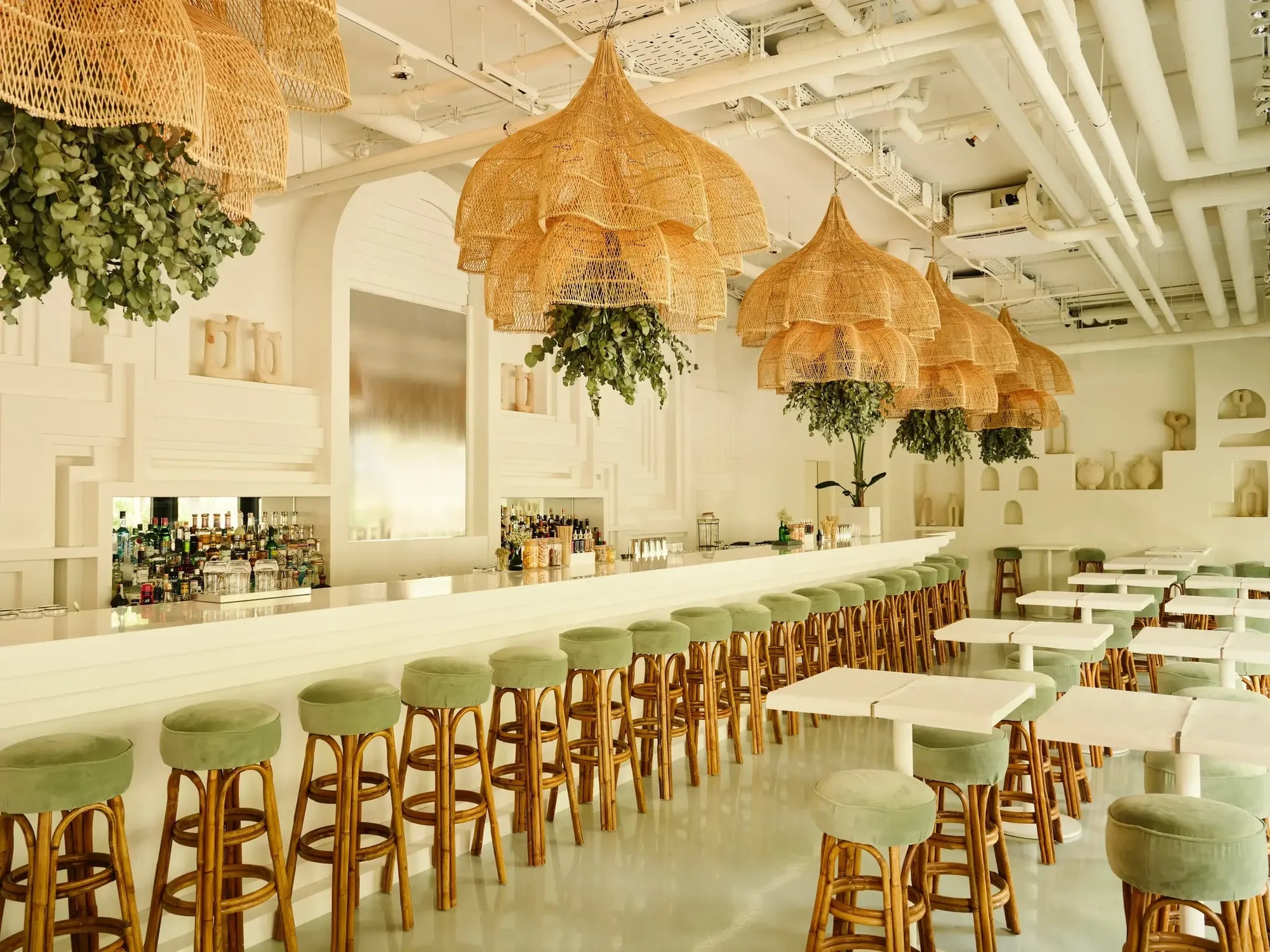 Intérieur de restaurant moderne et lumineux avec Suspension rotin naturel XL 110 cm