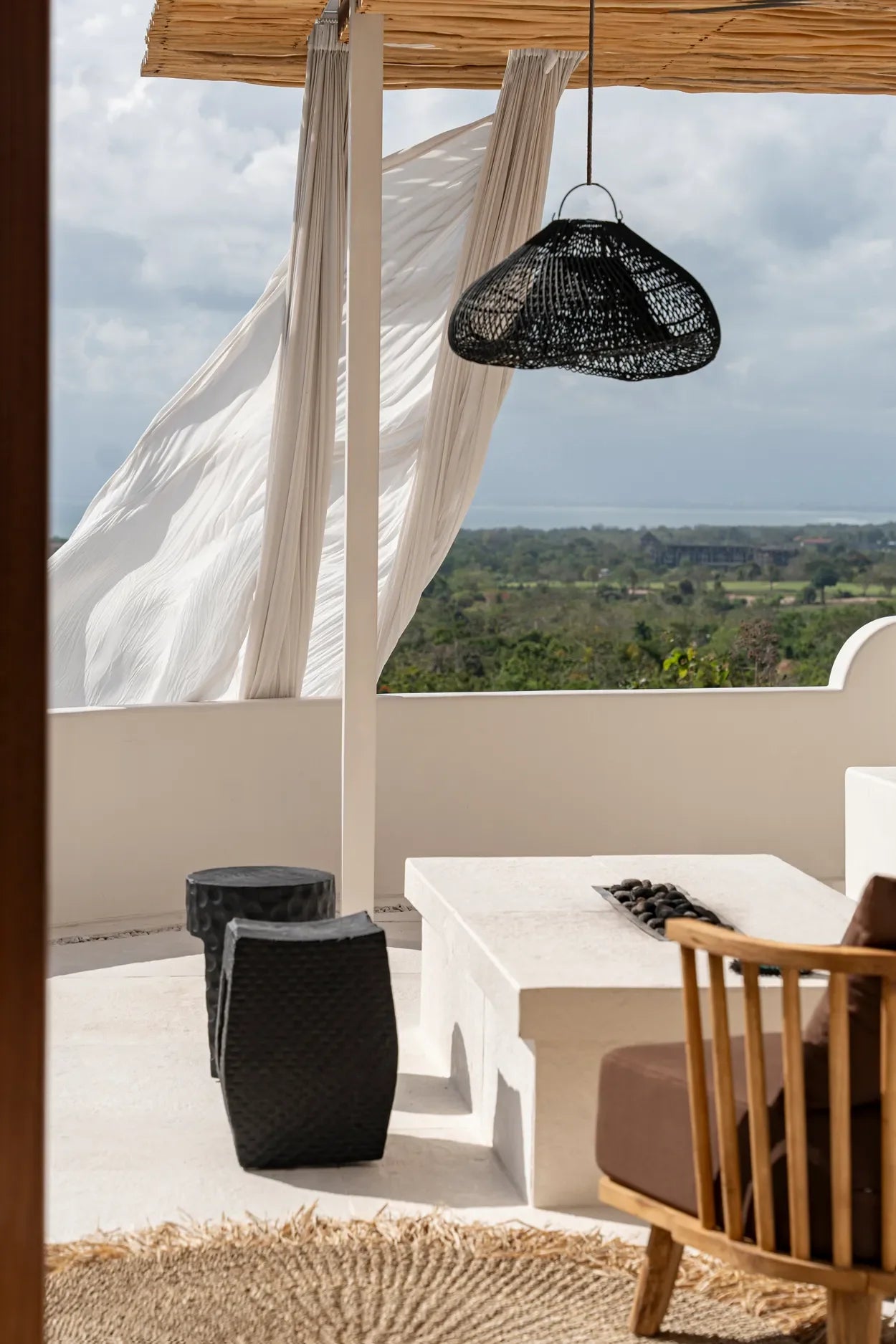 Suspension en rotin noir 60 cm forme nuage artisanale